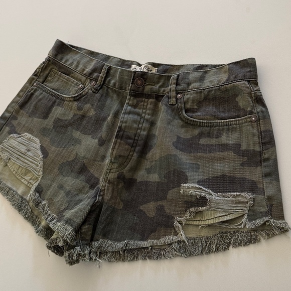 We The Free Free People Camo Distressed Jean Shorts | Size 30 - Picture 3 of 11